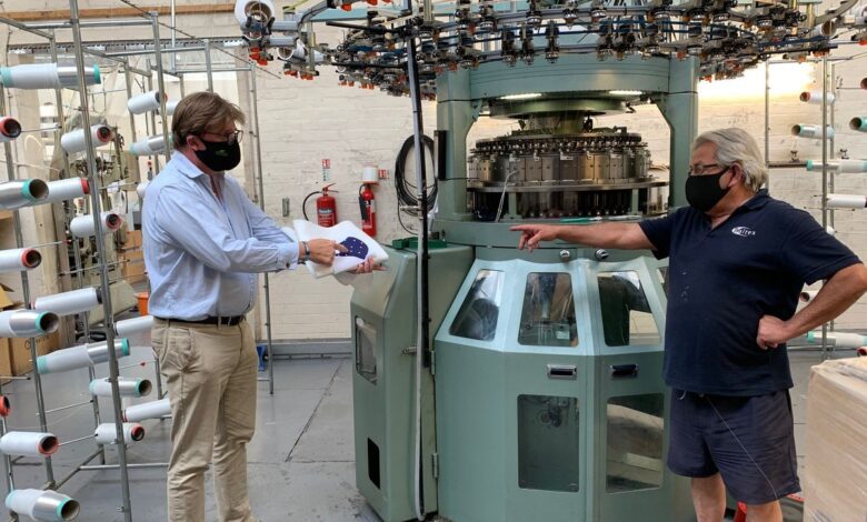 Crean mascarillas a partir de botellas de plástico reciclado