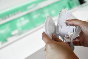 Agregan protección adicional a la mascarilla Arburg contra el COVID-19