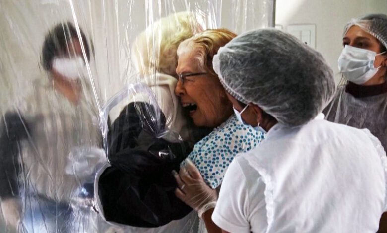 Cortina del abrazo: el plástico acerca a las personas durante la pandemia