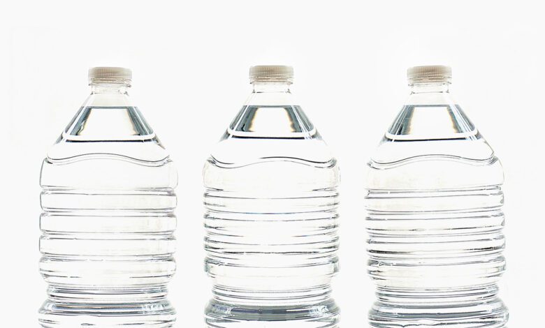 Cambiar botellas de plástico pequeñas a medianas reduce residuos de PET