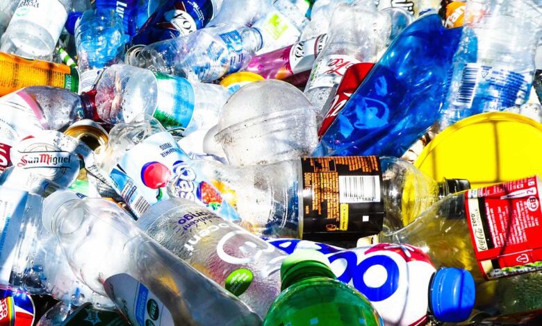 Científicos convierten botellas de plástico en saborizante de vainilla