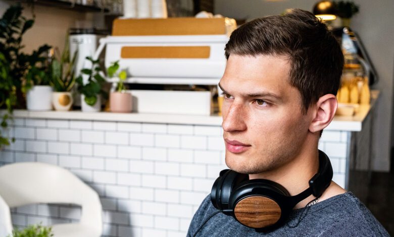 Eastman y thinksound crean los primeros auriculares con materiales sostenibles