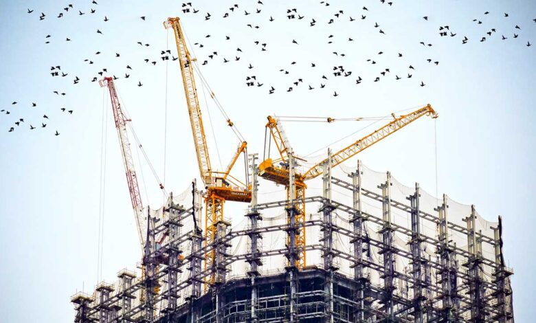 El mazo destructor: la construcción en pleno decaimiento