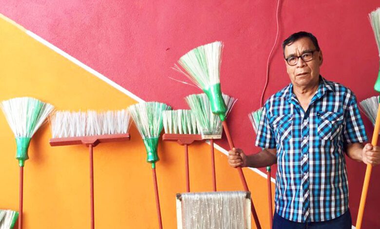 Mexicano crea escobas con botellas de plástico tras la pandemia