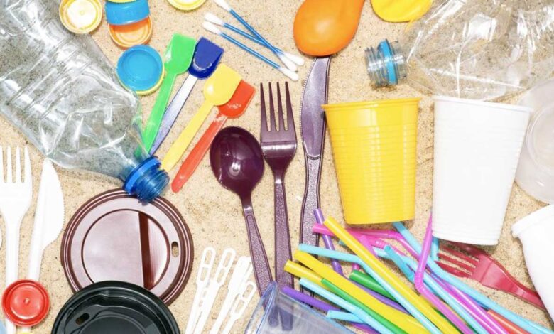 Pese a peticiones de la industria, se multará la entrega de plásticos de un solo uso