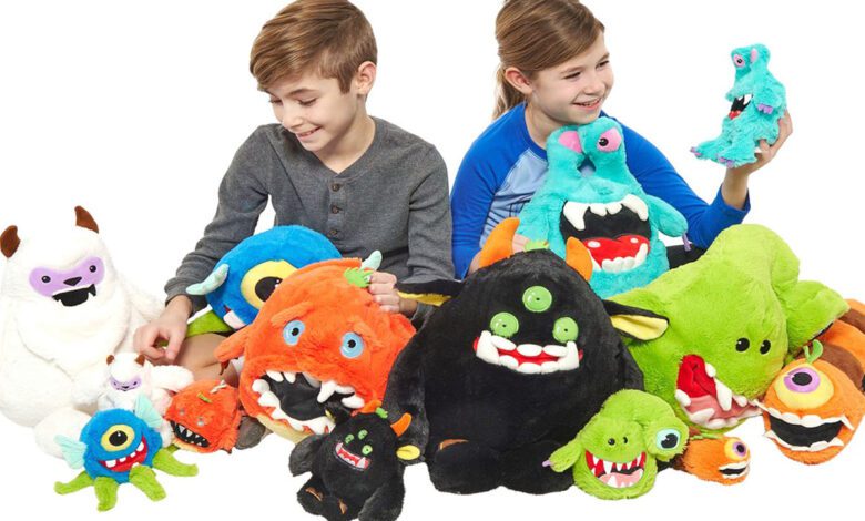 Monstruos de peluche hechos de botellas de PET 100 % recicladas