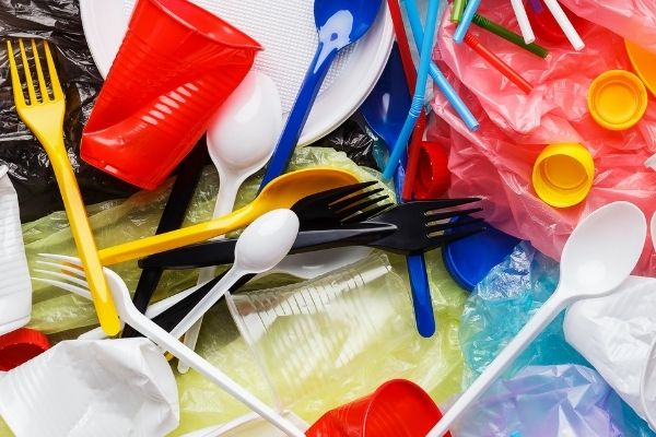 Plásticos de un solo uso podrían prohibirse en Inglaterra