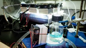Nuevo método convierte residuos plásticos en líquidos que almacenan energía